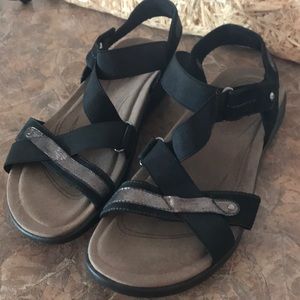Earth Bali black sandals